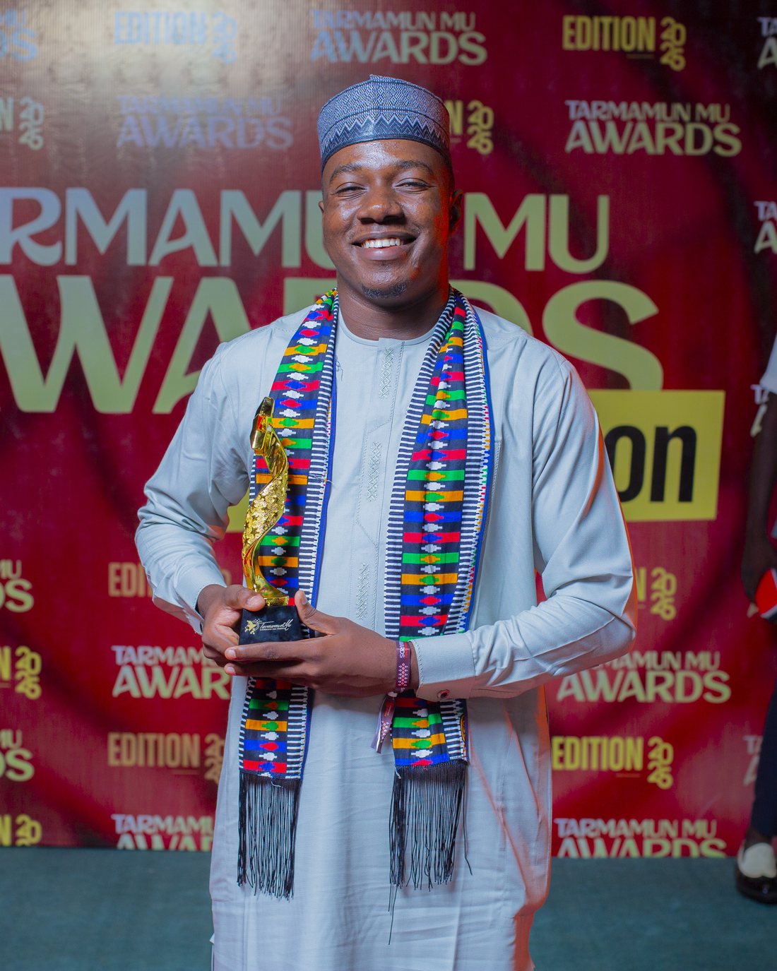 Hamid Bizo recevant le trophée de Meilleur Créateur de Contenu de l'Année aux Tarmamun Mu Awards 2026